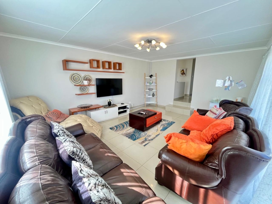 To Let 4 Bedroom Property for Rent in Beacon Bay Eastern Cape